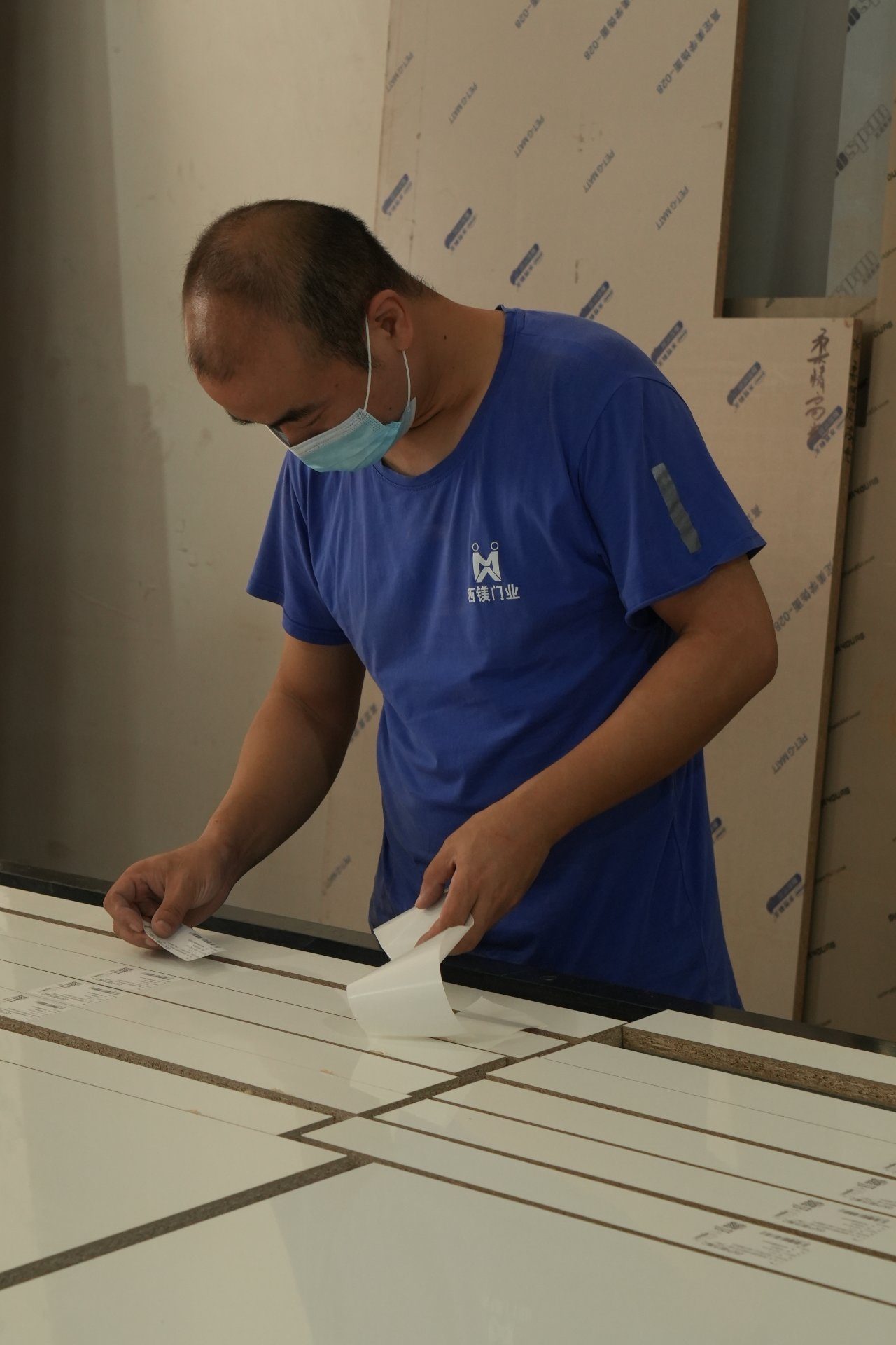 西镁门业开料区，门板整板上机开料