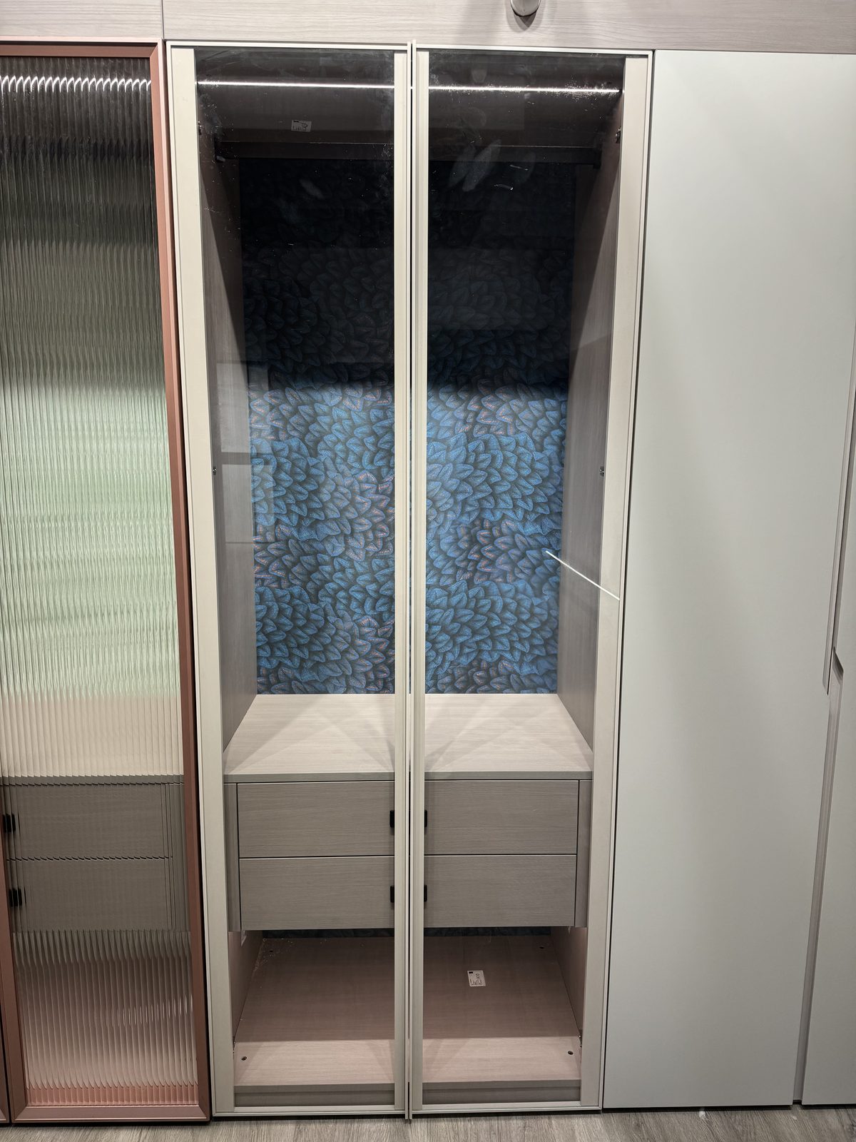 多色玻璃拼框展示柜实拍