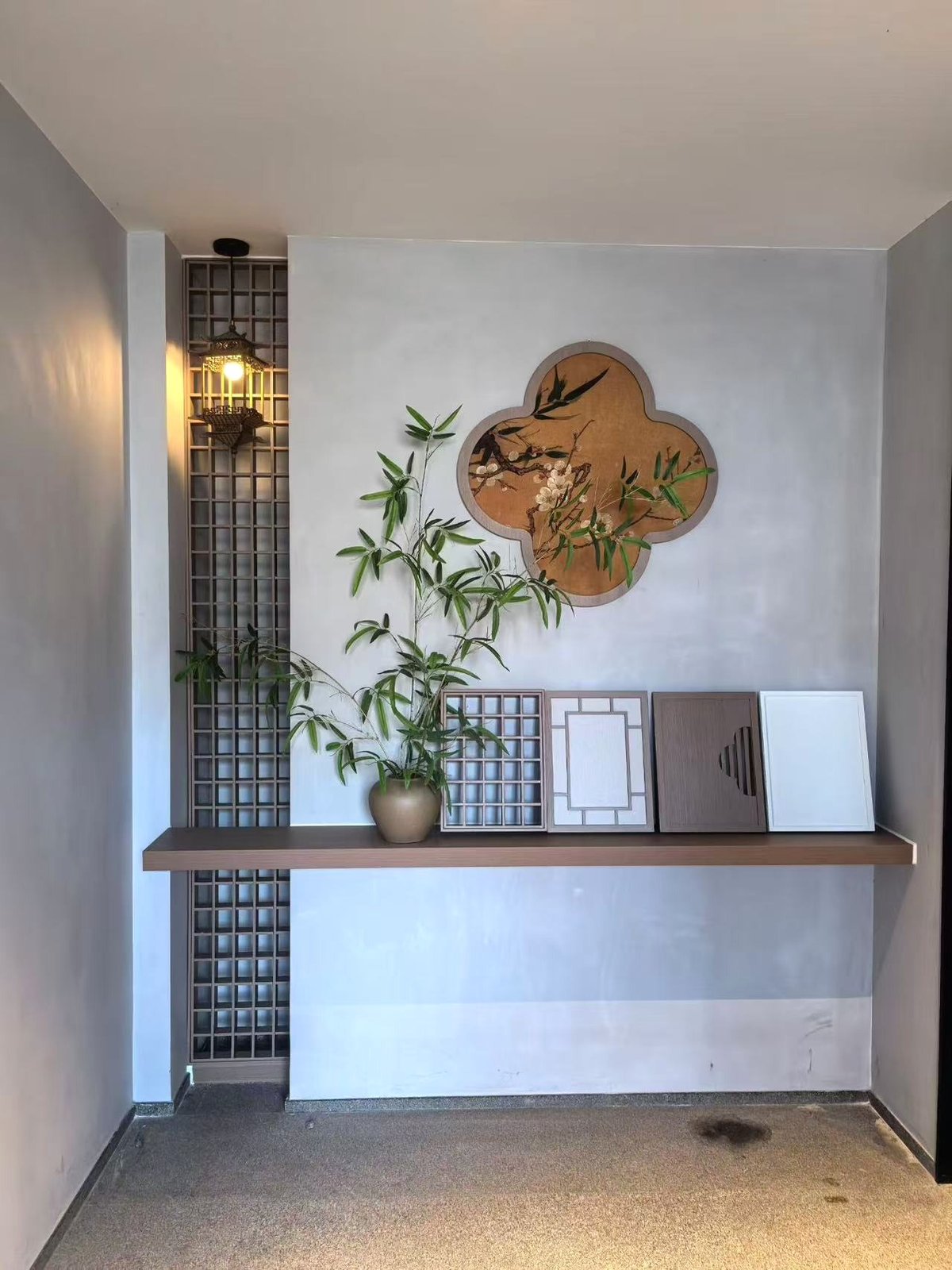 宋式美学玄关端景，木格栅隔断配海棠形绢画挂框