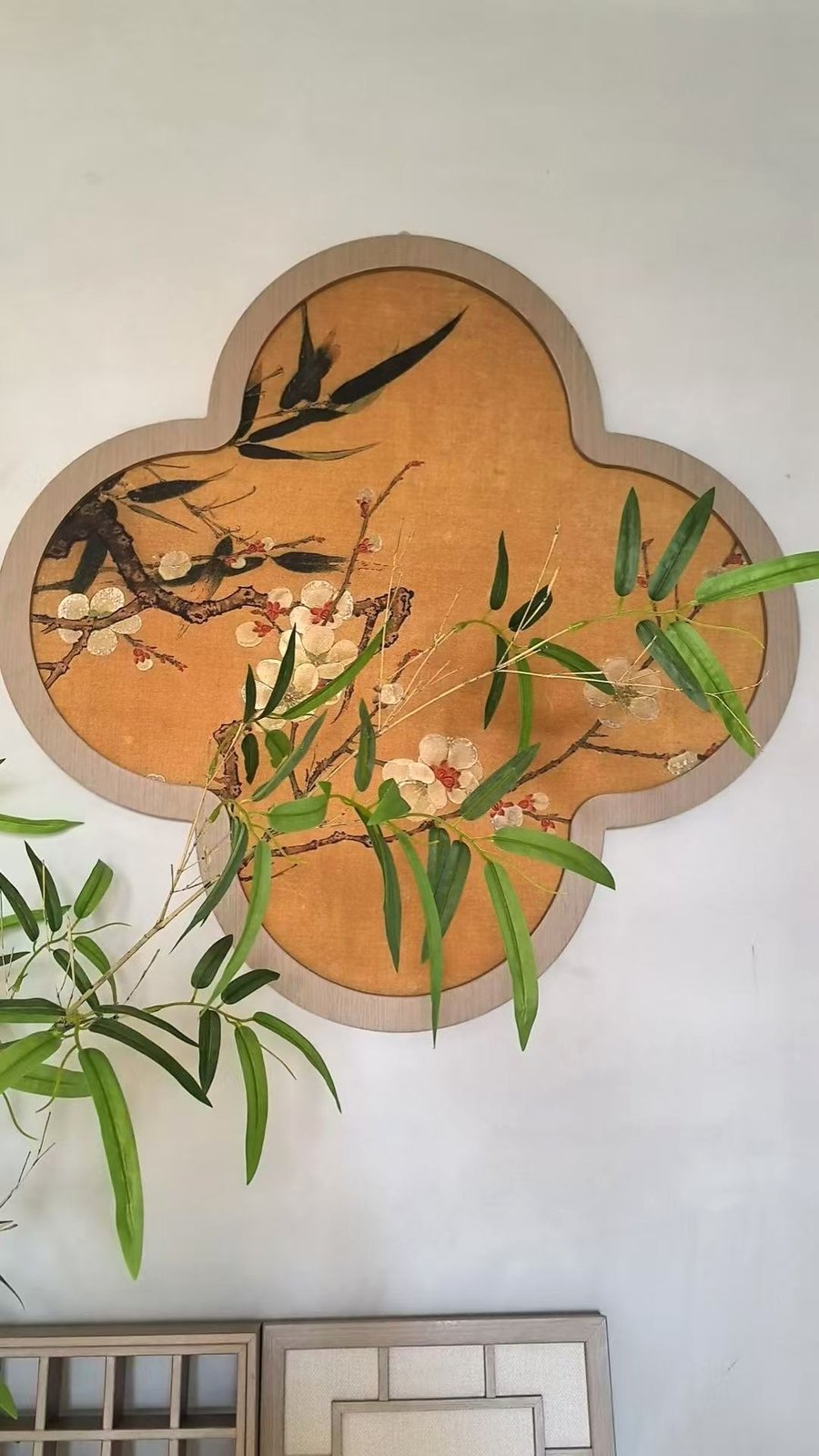 海棠形绢画挂框特写，木框包边绢画画芯